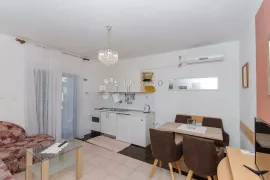 TROSOBNI STAN U PRIZEMLJU 8O M2, SUPETAR, Supetar, Flat