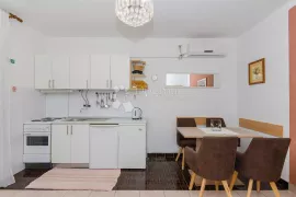 TROSOBNI STAN U PRIZEMLJU 8O M2, SUPETAR, Supetar, Flat