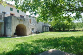 Useljiva kuća na mirnoj lokaciji sa štalom i građevinskim zemljištem, Kanfanar, Maison