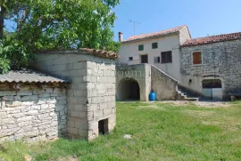 Useljiva kuća na mirnoj lokaciji sa štalom i građevinskim zemljištem, Kanfanar, Maison