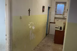 Stan za renovaciju, Njivice pokraj Šibenika, Šibenik, Stan