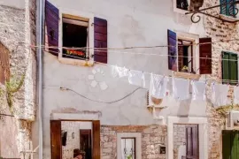 Prekrasna kamena kuća s tri stana u strogom centru Rovinja, Rovinj, Maison