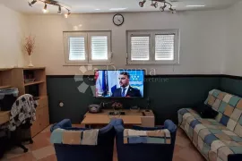 VIR PRODAJE SE APARTMAN NA ATRAKTIVNOJ PLAŽI 10 m OD MORA, Vir, Daire