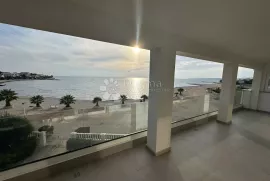 VIR PRODAJE SE APARTMAN NA ATRAKTIVNOJ PLAŽI 10 m OD MORA, Vir, Daire