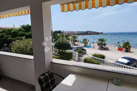 VIR PRODAJE SE APARTMAN NA ATRAKTIVNOJ PLAŽI 10 m OD MORA, Vir, Daire