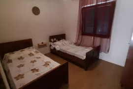 Stan sa dvorištem u najam, Jasenice, Flat