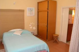 Malinska, kuća sa 8 apartmana, Malinska-Dubašnica, Дом