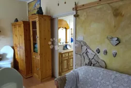 Malinska, kuća sa 8 apartmana, Malinska-Dubašnica, Дом