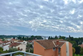 APARTMANSKA KUĆA 300 METARA OD PLAŽE I POGLEDOM NA MORE, Rovinj, Famiglia