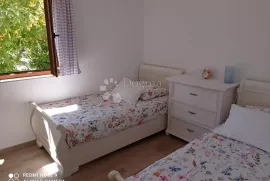 Apartman sa velikom okućnicom, Crikvenica, Wohnung