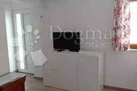 Apartman sa velikom okućnicom, Crikvenica, Wohnung