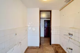 Prostrani stan za kompletnu renovaciju, Pula, Apartamento