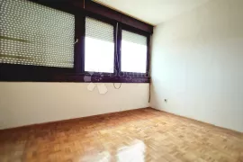 Prostrani stan za kompletnu renovaciju, Pula, Apartamento