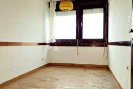 Prostrani stan za kompletnu renovaciju, Pula, Apartamento