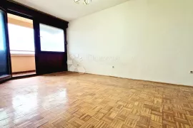 Prostrani stan za kompletnu renovaciju, Pula, Apartamento