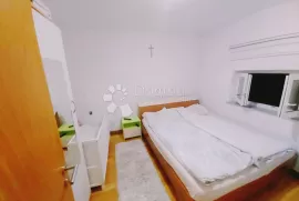 Lijepo uređeni stan novije gradnje sa vrtom, Zagreb, Appartement