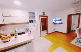 Lijepo uređeni stan novije gradnje sa vrtom, Zagreb, Appartement