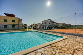 Istra, Poreč, okolica - dvosobni stan u mansardi sa korištenjem privatnog bazena, Poreč, Appartment