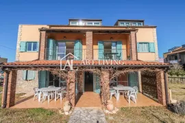 Istra, Poreč, okolica - dvosobni stan u mansardi sa korištenjem privatnog bazena, Poreč, Appartment