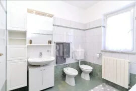 Štinjan kuća sa 4 apartmana i poslovnim prostorom !, Pula, Maison