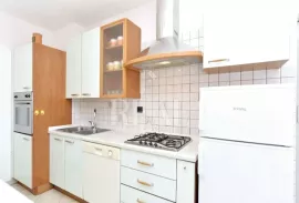 Štinjan kuća sa 4 apartmana i poslovnim prostorom !, Pula, Maison