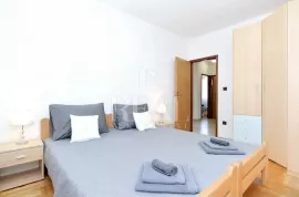 Štinjan kuća sa 4 apartmana i poslovnim prostorom !, Pula, Maison