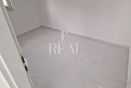 Izvrsna prilika, stan u prizemlju s bazenom, Kaštel Novi Rudine!!, Kaštela, Appartement