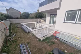 Izvrsna prilika, stan u prizemlju s bazenom, Kaštel Novi Rudine!!, Kaštela, Appartement