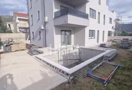 Izvrsna prilika, stan u prizemlju s bazenom, Kaštel Novi Rudine!!, Kaštela, Appartement