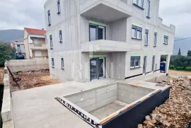 Izvrsna prilika, stan u prizemlju s bazenom, Kaštel Novi Rudine!!, Kaštela, Appartement