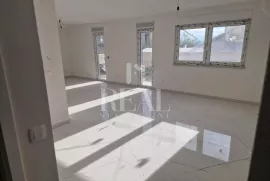 Izvrsna prilika, stan u prizemlju s bazenom, Kaštel Novi Rudine!!, Kaštela, Appartement