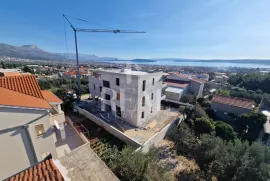 Izvrsna prilika, stan u prizemlju s bazenom, Kaštel Novi Rudine!!, Kaštela, Appartement