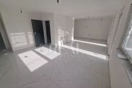 Izvrsna prilika, stan u prizemlju s bazenom, Kaštel Novi Rudine!!, Kaštela, Appartement