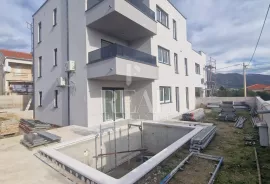 Izvrsna prilika, stan u prizemlju s bazenom, Kaštel Novi Rudine!!, Kaštela, Apartamento