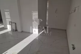 Izvrsna prilika, stan u prizemlju s bazenom, Kaštel Novi Rudine!!, Kaštela, Appartement