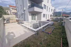 Izvrsna prilika, stan u prizemlju s bazenom, Kaštel Novi Rudine!!, Kaštela, Appartement