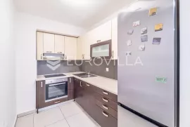 Zagreb, Jarun funkcionalan trosoban stan u suterenu 65m2, Zagreb, Apartamento