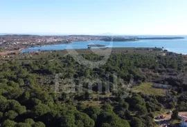 EKSKLUZIVNO KUĆA TIK DO MORA NA PROSTRANOM ZEMLJIŠTU, Medulin, Casa