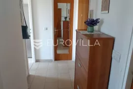 Istra, Rovinj, najam stana s jednom spavaćom sobom NKP 58,25m2 na 3. katu stambene zgrade, Rovinj, Kвартира