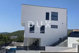 ŠIBENIK, VODICE – PRILIKA! Novoizgrađena dvojna kuća s bazenom!, Vodice, Casa