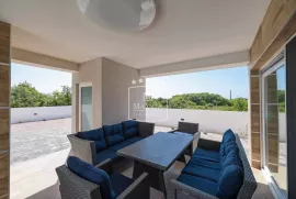 Nin - novogradnja, villa sa bazenom i saunom! 570000€, Nin, بيت