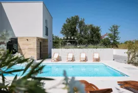 Nin - novogradnja, villa sa bazenom i saunom! 570000€, Nin, بيت