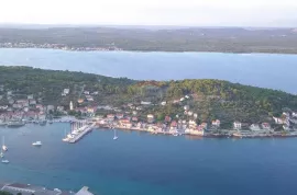 Građevinsko zemljište na otoku Prviću, Vodice, Terreno