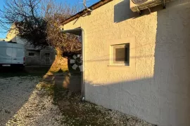 Pula, Muntić, Kuća 90m2 + novoadaptirani stan 31m2, Ližnjan, Casa