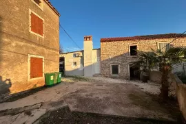 Pula, Muntić, Kuća 90m2 + novoadaptirani stan 31m2, Ližnjan, Casa