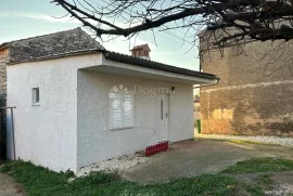 Pula, Muntić, Kuća 90m2 + novoadaptirani stan 31m2, Ližnjan, Casa