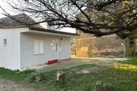 Pula, Muntić, Kuća 90m2 + novoadaptirani stan 31m2, Ližnjan, Casa