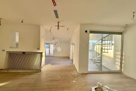 TOP! Penthouse u centru Pule s pogledom na more!, Pula, Διαμέρισμα