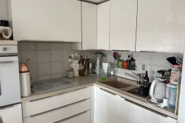 NAMJEŠTEN STAN U PULI S 2 TERASE, 5 MIN OD MORA!, Pula, Appartment