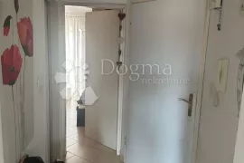 NAMJEŠTEN STAN U PULI S 2 TERASE, 5 MIN OD MORA!, Pula, Appartment